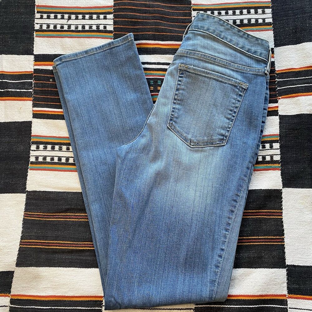 NWT Eddie Bauer Stay Shape Slightly Curvy Straight Denim Jeans. Size 8.